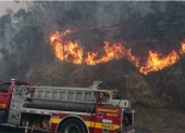 Bomberos sofocan incendio en la avenida Simón Bolívar y túnel Guayasamín, en Quito, en 2024.