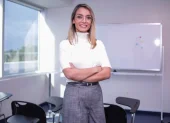 La Dra. Daniela Cabanilla, decana de Grado de la UTEG, destaca la importancia de formar profesionales capaces de responder a los nuevos desafíos de la salud en Ecuador.