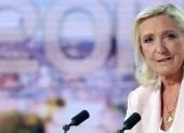 La líder de la extrema derecha francesa, Marine Le Pen, miembro del Parlamento por el partido Agrupación Nacional (RN), posa antes de una entrevista en el informativo vespertino del canal de televisión francés TF1-