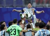 Jugadores de la selección argentina le rinden a Lionel Messi tras la remontada 3-2 ante Egipto.