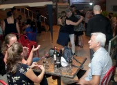 Diálogo. Entre copas de vino, piqueos y conversaciones, los asistentes a la milonga convierten la plazoleta en un punto de encuentro cada miércoles.