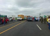 Ciudadanos protestaron por los constantes accidentes en vía de Santa Lucía, en la provincia de Guayas, este martes 7 de julio.