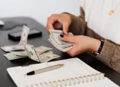 Adultos mayores pueden solicitar la devolución del IVA por compras de primera necesidad a través del SRI o acceder al beneficio de forma automática.
