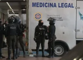 Procedimiento. El vehículo de Medicina Legal llegó al lugar del hecho violento para llevarse los cadáveres.