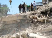 Voluntarios trabajan en la remoción de escombros del doble terremoto de magnitud 7,2 y 7,5 ocurrido el pasado 24 de Junio, este martes en La Guaira (Venezuela).