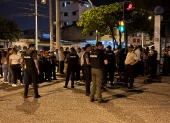 Cientos de simpatizantes esperan el traslado del alcalde de Machala hasta un centro penitenciario