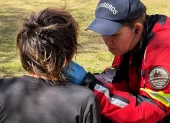 Personal del Puesto de Mando Operativo atendió a la mujer en la plaza García Moreno tras denunciar un presunto secuestro y violencia sexual.