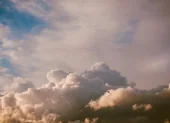 El pronóstico del Inamhi advierte lluvias en dos regiones y ráfagas de viento en la Sierra ecuatoriana.