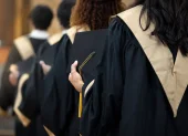 Jóvenes y adultos podrán culminar el bachillerato mediante Quito Vuelve al Aula, una modalidad virtual con horarios flexibles e inscripciones abiertas.