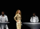 Shakira, en una presentación anterior, aparece en escena mientras dedica mensajes de apoyo a Colombia tras su eliminación del Mundial 2026.