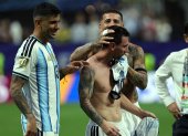 Lionel Messi es consolado por sus compañeros luego de clasificar a cuartos de final del Mundial