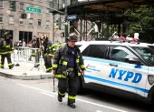 Bomberos del Departamento de Bomberos de la Ciudad de Nueva York (NYFD) acuden a un edificio evacuado en el distrito de Manhattan, en la ciudad de Nueva York, el 7 de julio de 2026.