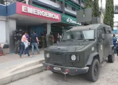 Policías y militares mantienen un amplio operativo de seguridad dentro y fuera del establecimiento donde se encuentra Aquiles Álvarez.