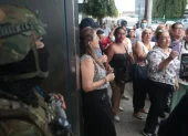 Un grupo de personas se manifestó a favor del alcalde de Guayaquil, Aquiles Álvarez, quien fue llevado de urgencia a una clínica en el sur de la ciudad.