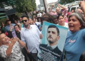 El concejal Fabián Espín Espinoza (centro, de blanco) estuvo en el plantón en el que se pidió un proceso justo para el alcalde de Guayaquil, Aquiles Álvarez.