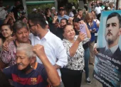 Ciudadanos se movilizan en Guayaquil con mensajes de respaldo al alcalde Aquiles Álvarez, mientras se difunden versiones sobre su estado de salud.