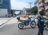 Miembros de la Agencia de Tránsito y Movilidad (ATM) mantienen el bloqueo para los vehículos motorizados en las cercanías de la clínica donde está Aquiles Álvarez.