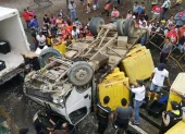 Las personas que se llevan los contenidos de un camión volcado constituyen un ejemplo típico de cuál es el estado de la sociedad ecuatoriana.