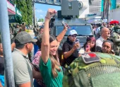 La esposa del alcalde de Guayaquil abandonó el centro de salud en medio de un fuerte resguardo policial y militar
