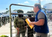 El abogado constitucionalista Fernando Bastias Robayo, del CDH, durante su visita a la Clínica Alcívar para presentar un oficio de solicitud de información.