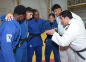 Erika Jara (48 kg) posa junto a sus compañeros de la selección ecuatoriana de judo y el entrenador Fernando Ibáñez.