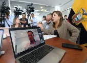 Fernando Cornejo, expresidente de Segura EP (en el monitor), compareció ante la Comisión de Seguridad este miércoles 8. La presidenta de esa mesa, Inés Alarcón (d), encabezó la sesión.