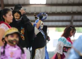 Los danzantes ultiman detalles de sus trajes y movimientos antes del encuentro cultural más esperado del valle, la Gran Toma Cultural.