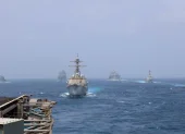 Buques de guerra estadounidenses permanecen desplegados en Oriente Medio tras la nueva escalada militar con Irán.