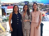 La periodista Estéfani Espín (medio) fue la moderadora del evento.