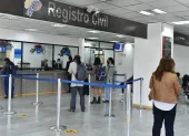 Usuarios realizando trámites en una agencia del Registro Civil.