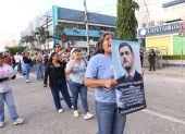 Seguidores de Aquiles Álvarez se reunieron en los exteriores de una clínica en el sur de Guayaquil, este miércoles 8 de julio.