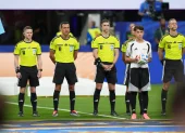 Francois Letexier (c) fue el árbitro del Argentina - Egipto del Mundial 2026. Las críticas le cayeron encima.