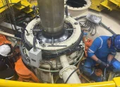 Técnicos realizan mantenimientos a una central eléctrica de Celec.