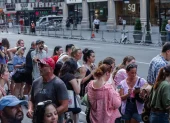 Seguidores de la pareja se congregan en las calles tras el revuelo por los artículos de la boda.
