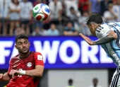 El momento histórico en que el argentino Enzo Fernández anota de cabeza el gol 3.000 en la historia de la Copa Mundial de la FIFA.
