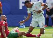 Kylian Mbappé, derribado en el juego contra Marruecos, en el Mundial 2026.