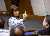Fotografía de archivo, en la que se captó a la senadora paraguaya Celeste Amarilla (2i), al hacer con su mano derecha un gesto grosero, durante una sesión plenaria en la Cámara de Diputados, en Asunción (Paraguay).