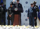 El ministro de Justicia y Seguridad de El Salvador, Gustavo Villatoro (c), fue captado este 8 de julio, durante la presentación de un cargamento de droga y de seis extranjeros detenidos en el operativo, en San Luis La Herradura (El Salvador).