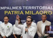 El presidente electo, Abelardo de la Espriella (c), habla durante una reunión con integrantes de su gabinete de Gobierno y autoridades locales este miércoles, donde prometió descentralizar el poder. Cúcuta (Colombia).