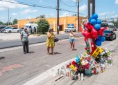 Lorenzo Salgado Jr. (D) rinde homenaje en el lugar donde su padre, Lorenzo Salgado Araujo, fue asesinado el 9 de julio de 2026 en Houston, Texas.