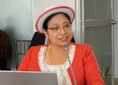 Mariana Yumbay habla despues de la sesión de la Comisión de Educación
