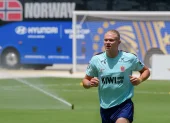 Erling Haaland de Noruega entrena este jueves, en el estadio Chase en Miami (EE.UU.).