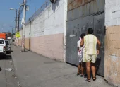 Padres de familia acudieron hasta la institución para retirar a sus hijos.