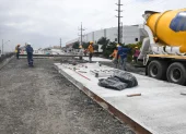 El paso elevando sobre la avenida del Bombero avanza con la fundición de rampas, la instalación de barandas y postes de iluminación antes de su apertura parcial.