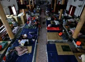Residentes taiwaneses descansan dentro de una iglesia convertida en centro de evacuación temporal en preparación para el tifón Bavi, en el municipio de Guangfu, condado de Hualien, Taiwán, el 10 de julio de 2026.