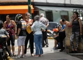 Residentes permanecen en la calle tras el temblor de magnitud 3,9 registrado este viernes en Caracas.