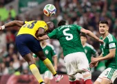 Johan Vásquez (c) de México disputa el balón con Enner Valencia de Ecuador.