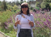 Emilia Moreno, en medio de salvias mexicanas de los vecinos de la Antonio Flores Jijón, en Bellavista, norte de Quito, muestra abejas Maya y bungas, que no se dejaron fotografiar.