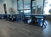 Los estudiantes se ubicaron debajo de sus pupitres ante la primera alerta, como parte del simulacro efectuado el pasado jueves 9 de julio en el Ecomundo.