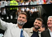 El entrenador Jurgen Klopp (izq.), junto a las glorias del fútbol alemán Thomas Muller y Bastian Schweinsteiger.